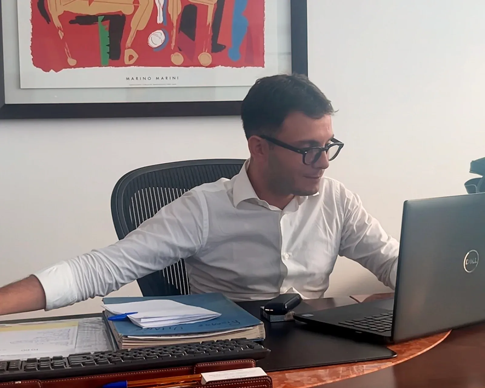 Luigi Genovese al lavoro alla scrivania.
