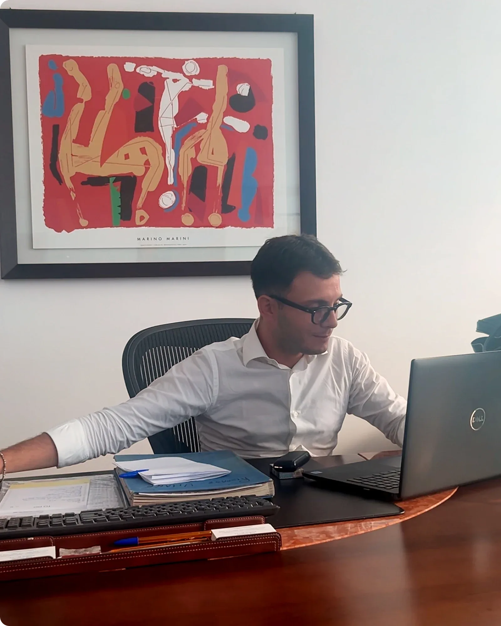Luigi Genovese al lavoro alla scrivania